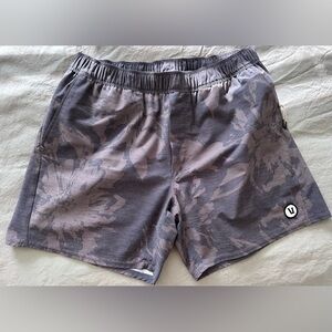 Men’s Vuori size medium hybrid short